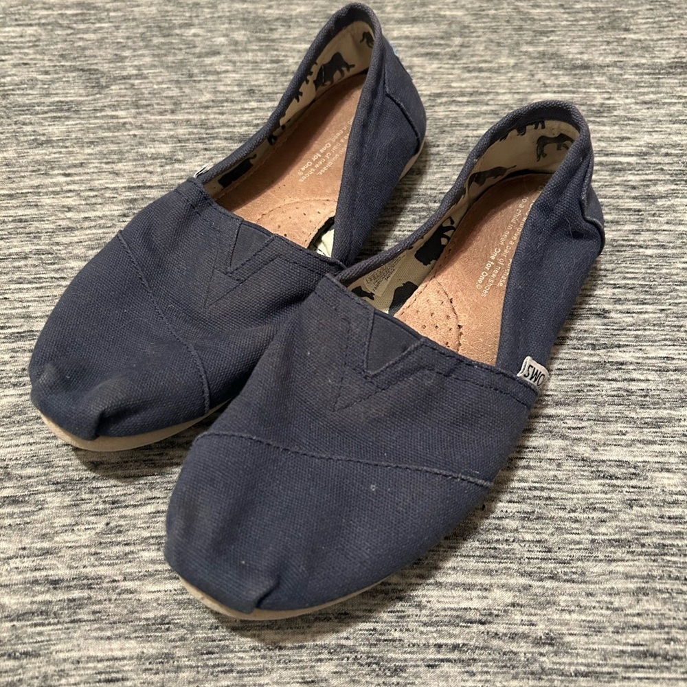 Toms Ladies Size 6.5 Navy Slip Ons